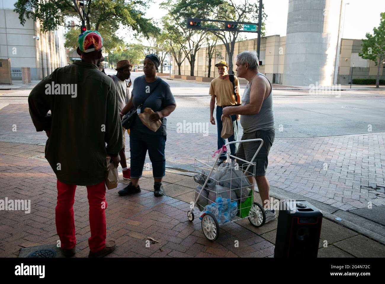 Zephyrhills, Florida, USA. Juni 2021. Dennis Celentano verteilt am frühen Morgen Wasser und Sandwiches an Obdachlose in der Nähe des Greyhound Bus Terminals in der Innenstadt von Tampa. Quelle: Robin Rayne/ZUMA Wire/Alamy Live News Stockfoto