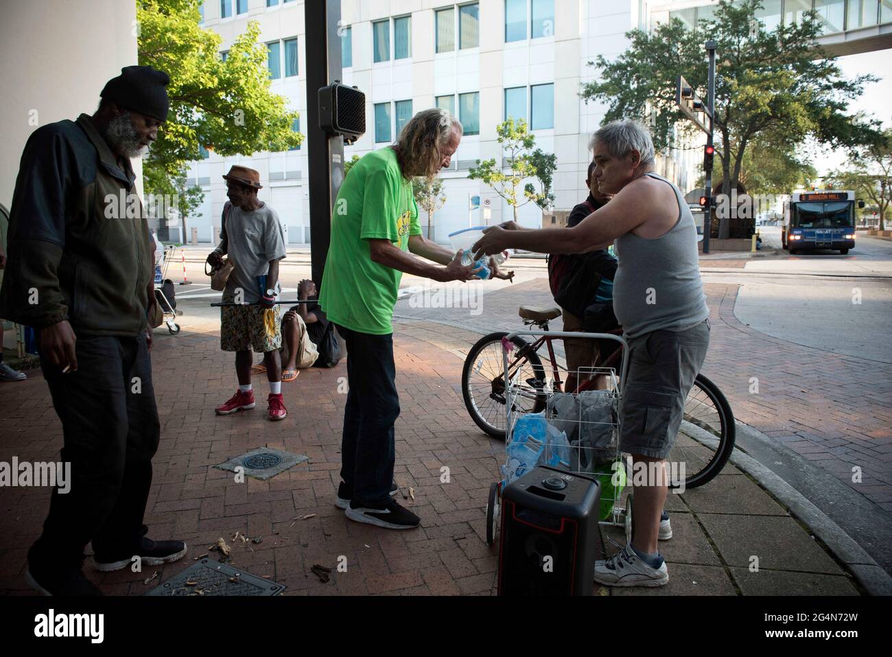 Zephyrhills, Florida, USA. Juni 2021. Dennis Celentano verteilt am frühen Morgen Wasser und Sandwiches an Obdachlose in der Nähe des Greyhound Bus Terminals in der Innenstadt von Tampa. Quelle: Robin Rayne/ZUMA Wire/Alamy Live News Stockfoto