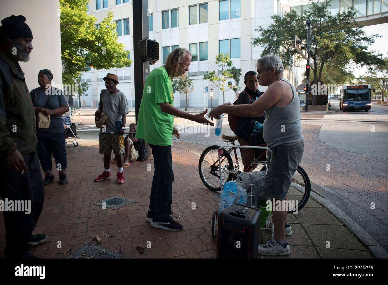 Zephyrhills, Florida, USA. Juni 2021. Dennis Celentano verteilt am frühen Morgen Wasser und Sandwiches an Obdachlose in der Nähe des Greyhound Bus Terminals in der Innenstadt von Tampa. Quelle: Robin Rayne/ZUMA Wire/Alamy Live News Stockfoto