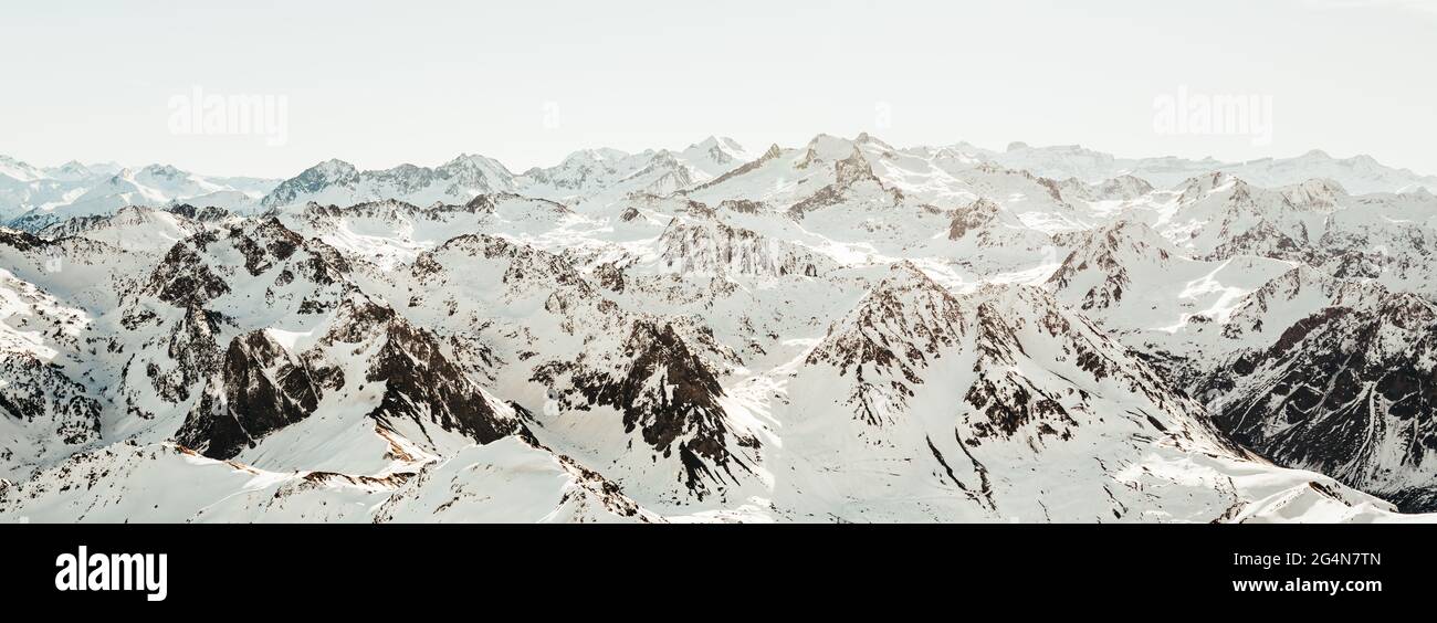 Panorama von oben Blick auf verschneite Berge in den Dolomiten, Italien Stockfoto