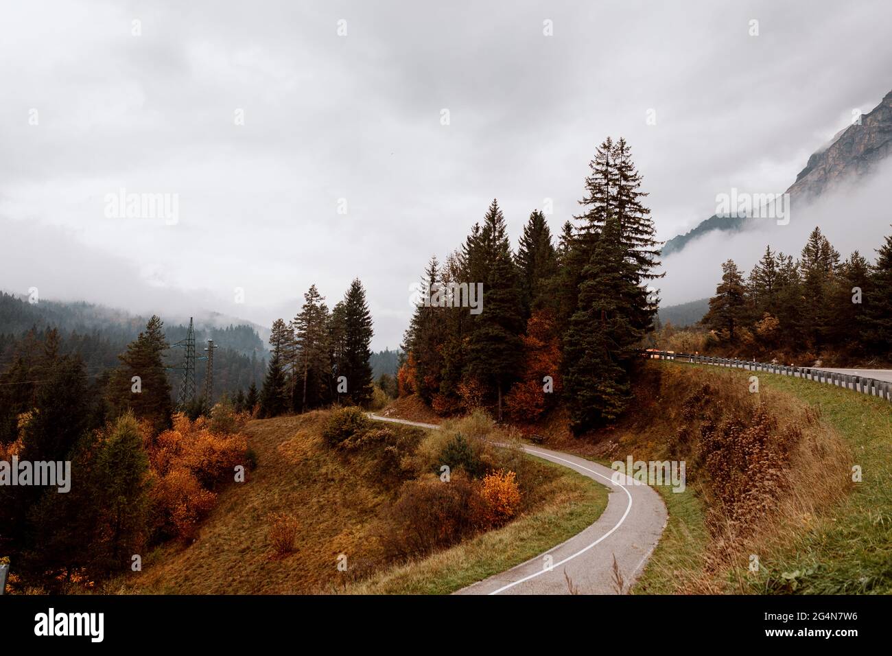 Landschaft mit Straße entlang Herbstberg in den Dolomiten, Italien Stockfoto