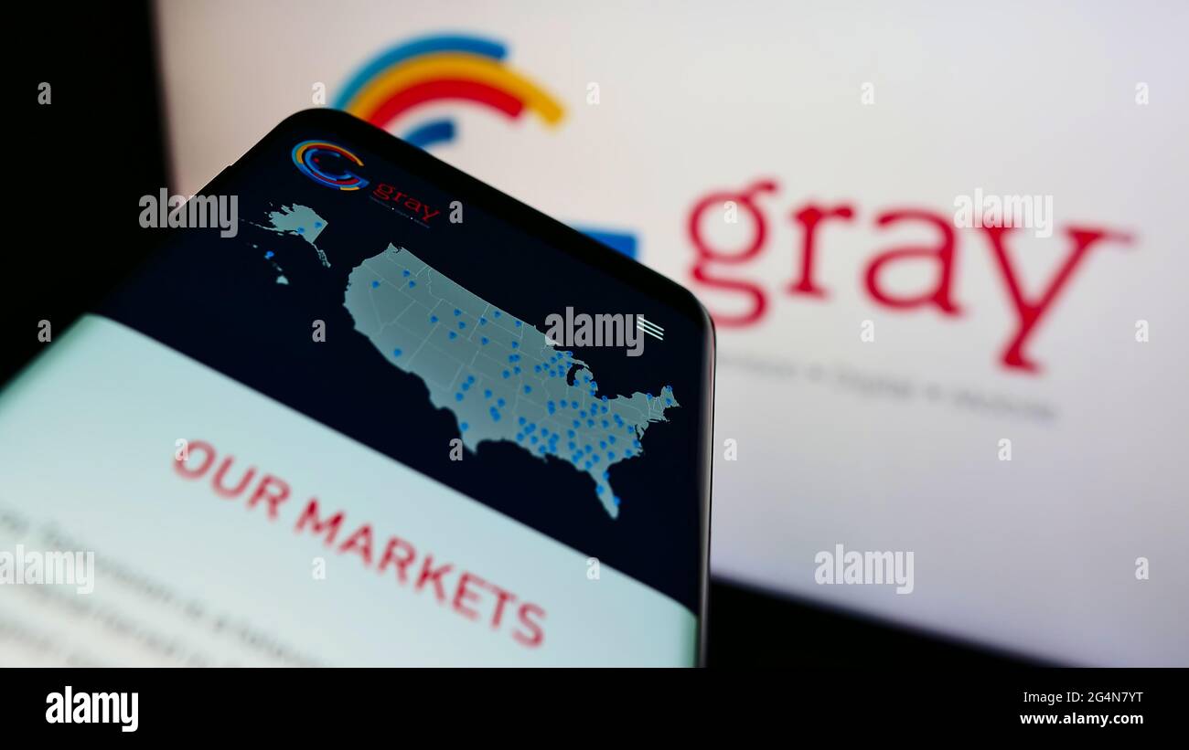 Smartphone mit Website der amerikanischen Rundfunkgesellschaft Gray Television Inc. Auf dem Bildschirm vor dem Logo. Konzentrieren Sie sich auf die obere linke Seite des Telefondisplays. Stockfoto