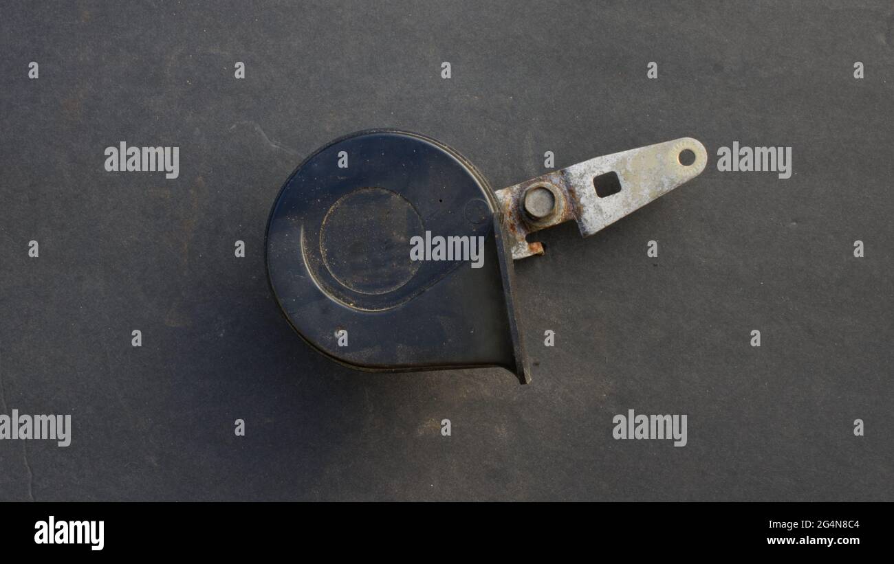 Eine Nahaufnahme einer 12 Volt-Hupe Stockfoto