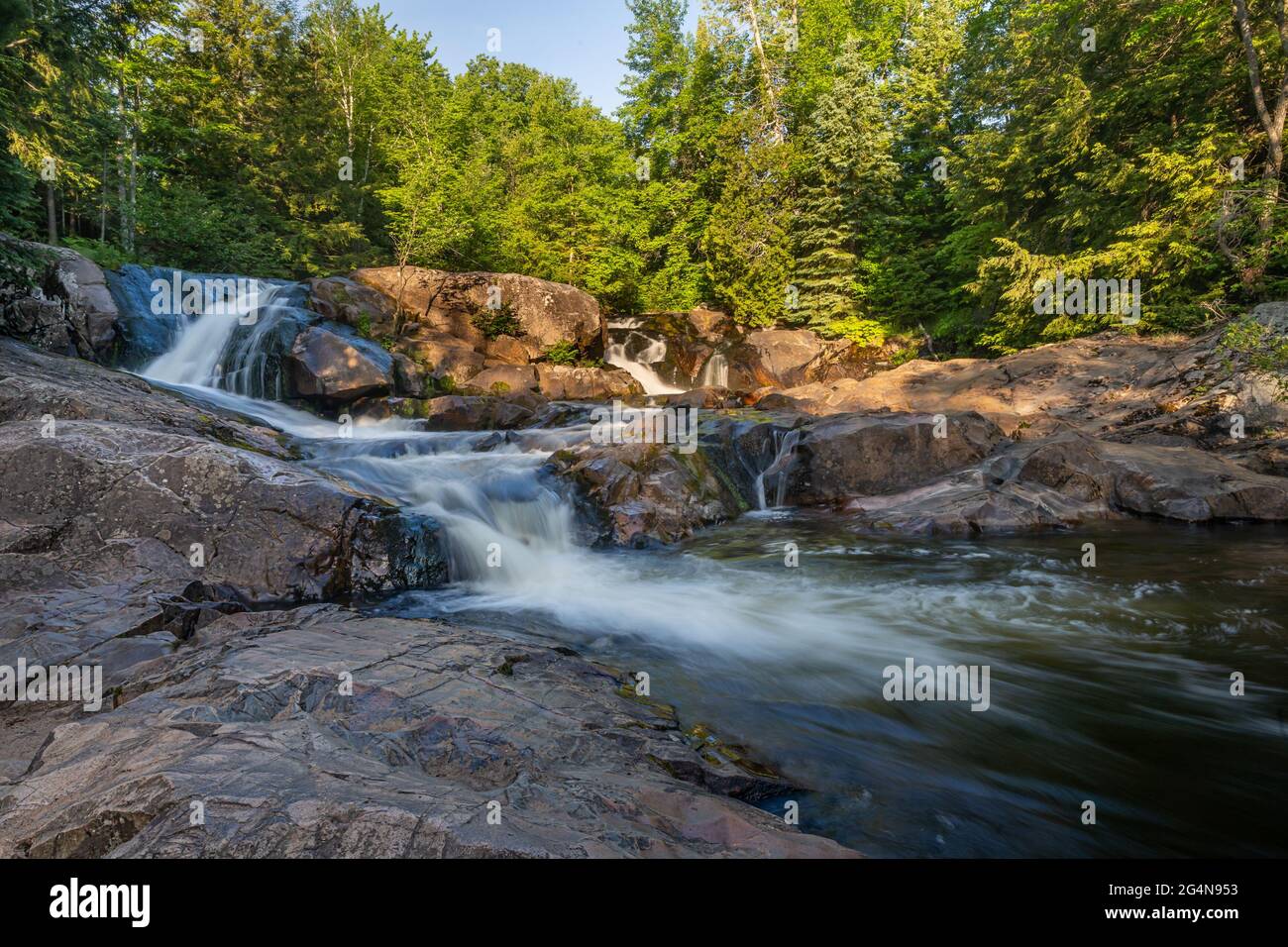 Der Yellow Dog River stürzt durch die Yellow Dog Falls in Marquette, Michigan Stockfoto