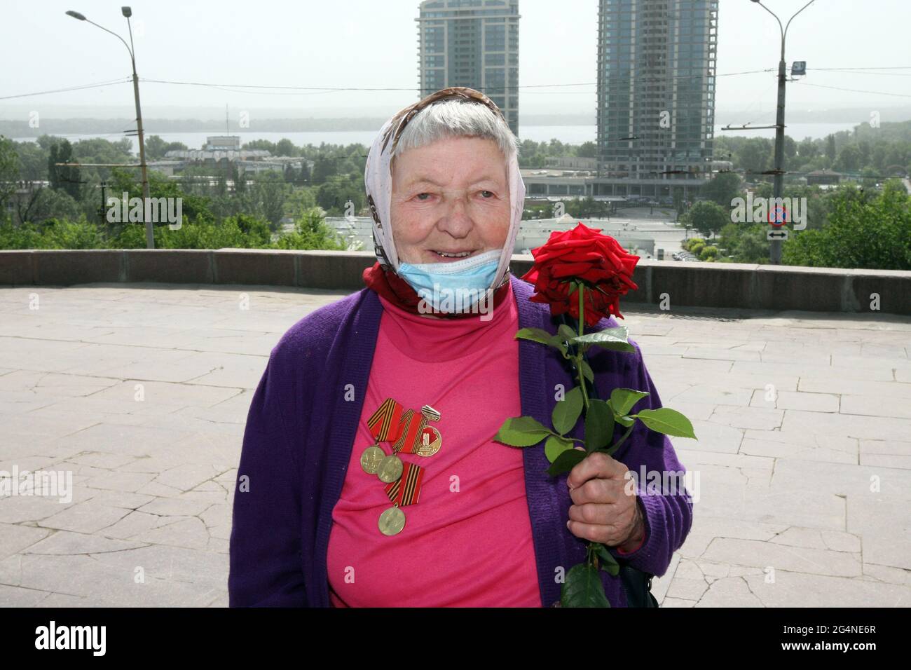 DNIPRO, UKRAINE - 22. JUNI 2021 - EIN Teilnehmer der Blumenverlegungszeremonie wird am Denkmal des Ewigen Ruhms anlässlich des Mour-Tages gesehen Stockfoto