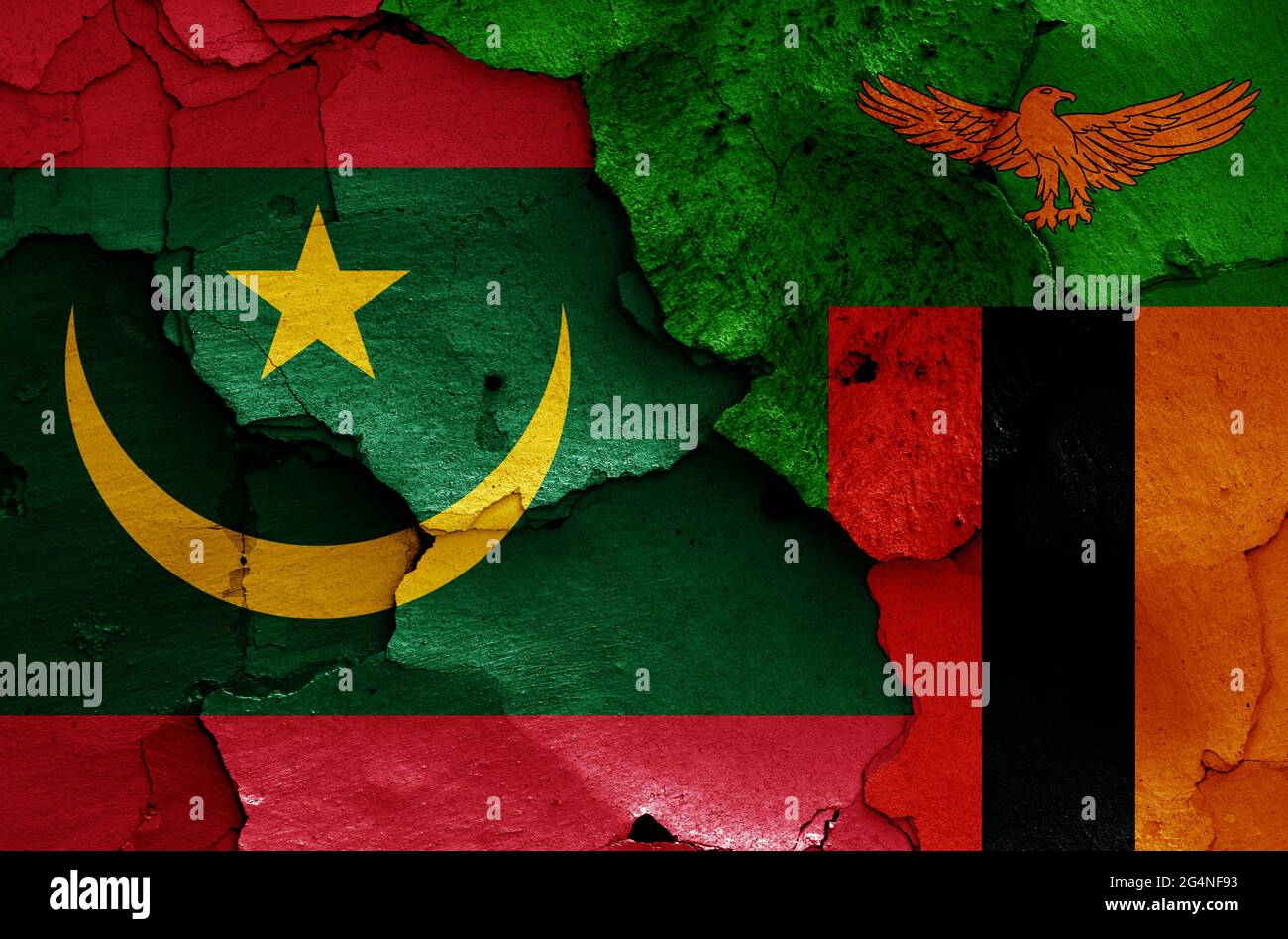 Flaggen von Mauretanien und Sambia auf rissige Wand gemalt Stockfoto