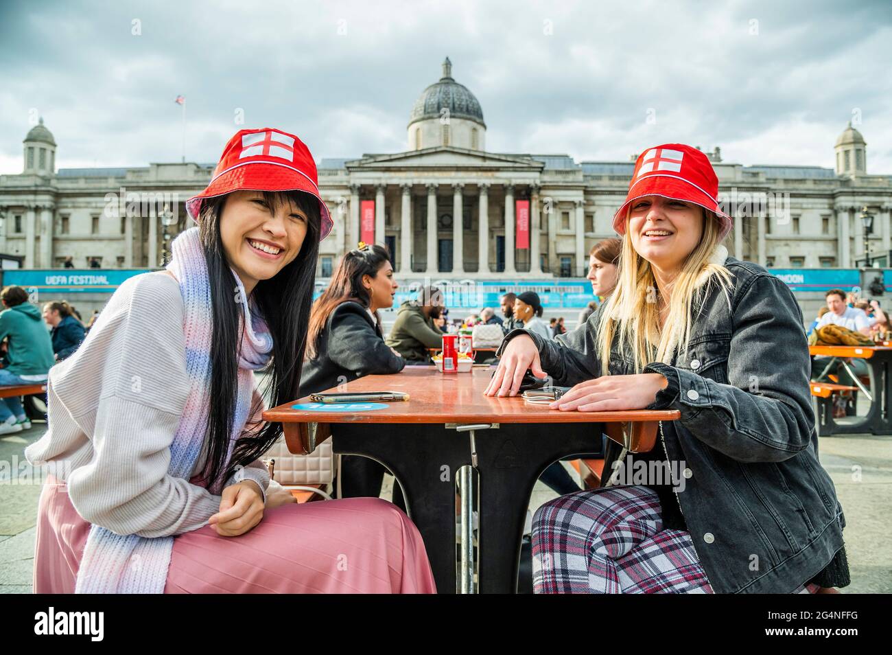 London, Großbritannien. Juni 2021. Es ist ziemlich gedämpft vor dem Spiel und relativ wenige Leute sind in England Trikot oder Flaggen - Supporters beobachten das Spiel auf der großen Leinwand in der UEFA Euro 2020 Fan Zone am Trafalgar Square für das letzte Poolspiel zwischen England und der Tschechischen Republik. Kredit: Guy Bell/Alamy Live Nachrichten Stockfoto