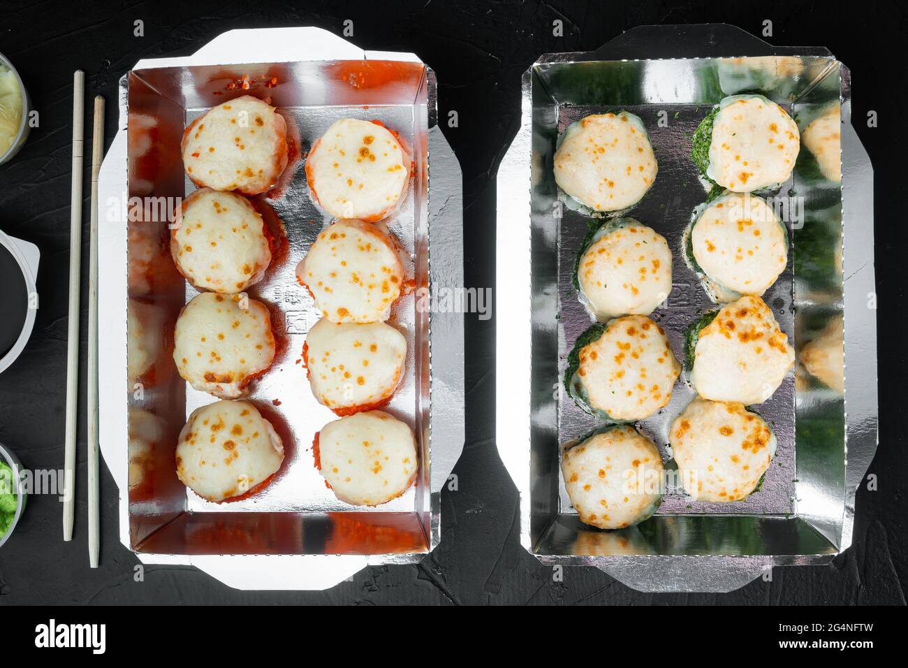 Sushi Roll Delivery Set, auf schwarzem Stein Hintergrund, Draufsicht flach liegend Stockfoto