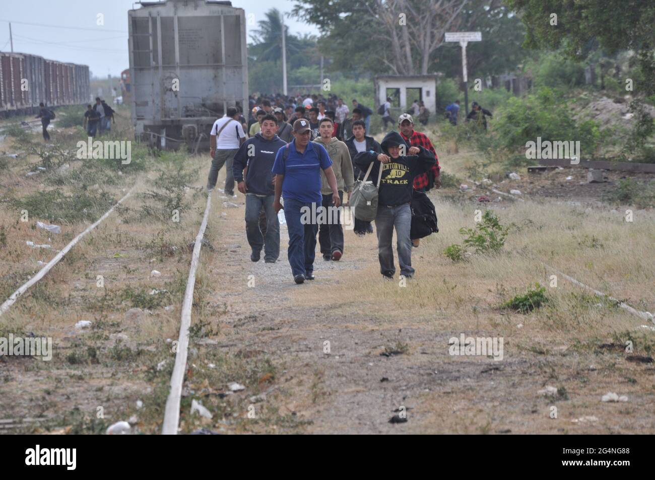 Mittelamerikaner, die entlang der Bahngleise laufen. Stockfoto