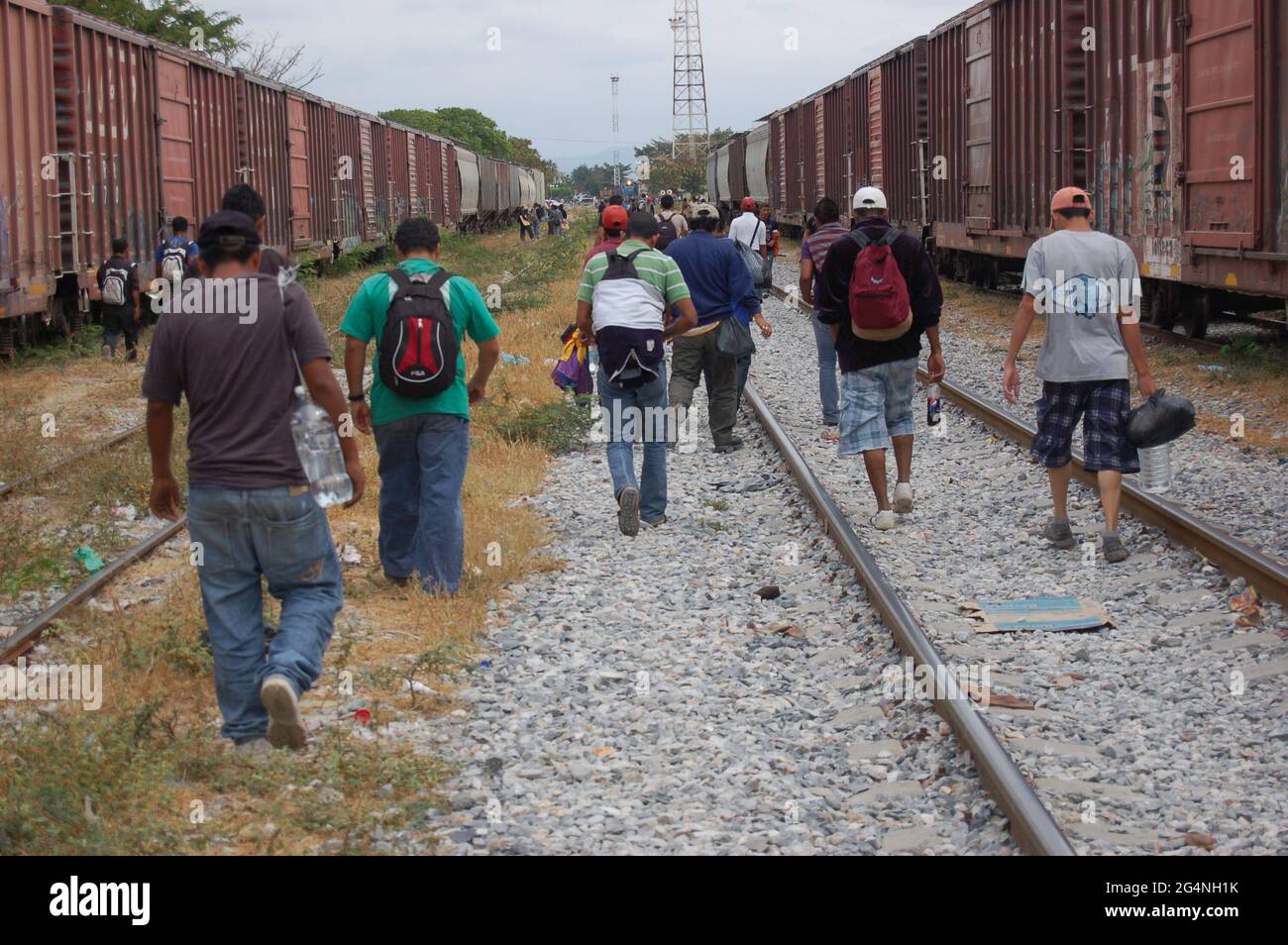 Mittelamerikaner, die entlang der Bahngleise laufen. Stockfoto