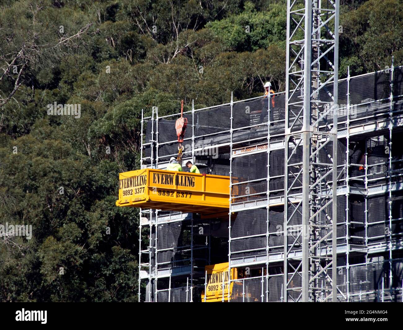 Australia, Gosford, 17. Mai 2021. Arbeiter, die die Ausrüstung auf dem neuen sozialen Wohnungsbau in der 56-58 Beane St. entladen, haben einen Teil eines Gebäudegebäudes gebaut Stockfoto