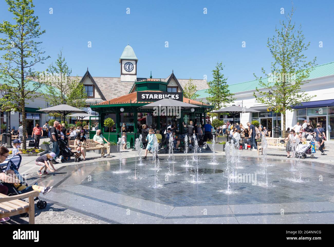 Fountain Square, McArthur Glen Designer Outlet, Hayes Way, Cannock, Staffordshire, England, Vereinigtes Königreich Stockfoto
