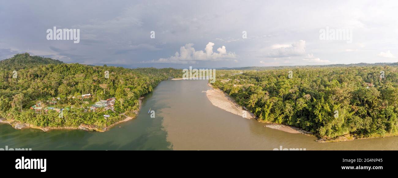 Luftaufnahme über Rio Napo über dem Dorf Misahualli, ein beliebtes Ziel für Abenteuertourismus im ecuadorianischen Amazonas. Das klare Wasser Rio Misah Stockfoto