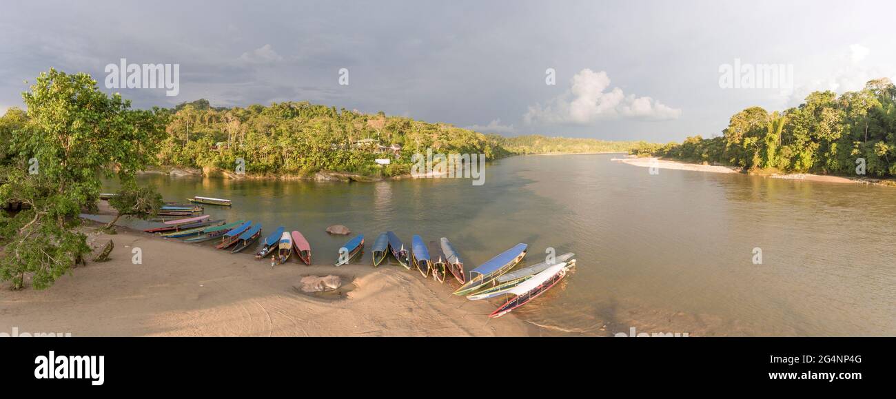 Passagierkanus am Strand neben dem Rio Napo, in der Nähe des Dorfes Misahualli, ein beliebtes Ziel für Abenteuertourismus im ecuadorianischen Amazonas. Stockfoto