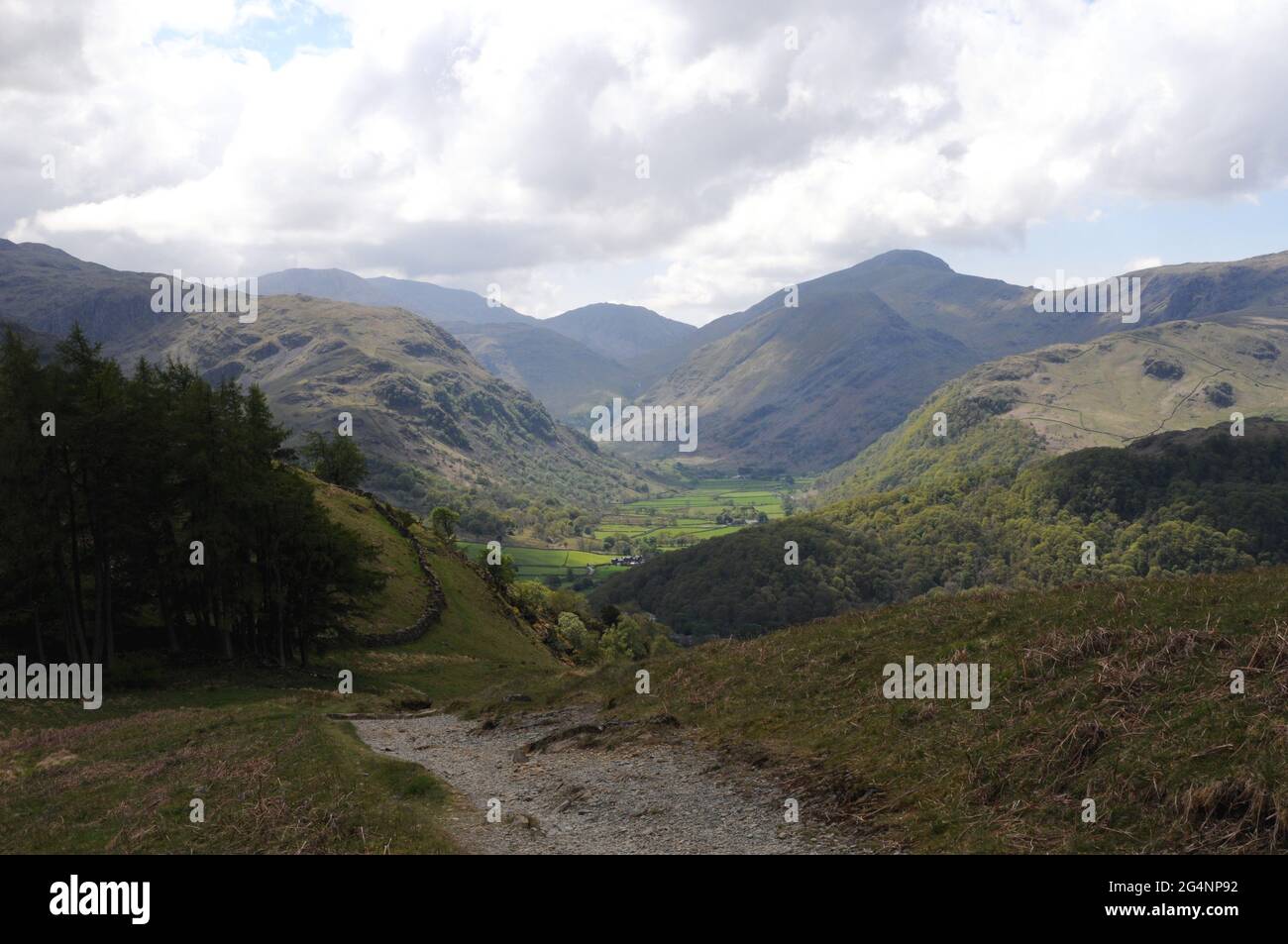 Blick hinunter nach Borrowdale und die umliegenden Fjells. Der Weg von Watendlath nach Rosthwaite ist eine bei Wanderern und Mountainbikern beliebte Route. Stockfoto