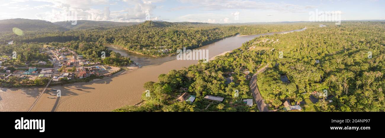 Luftpanorama des Dorfes Misahualli, ein beliebtes Ziel für Abenteuertouristen am Rio Napo im ecuadorianischen Amazonas. Spät aufgenommen Stockfoto