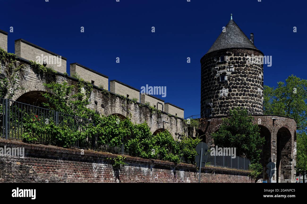 Gereonsmühle Turm und ein Teil der historischen mittelalterlichen Stadtmauer von köln Stockfoto