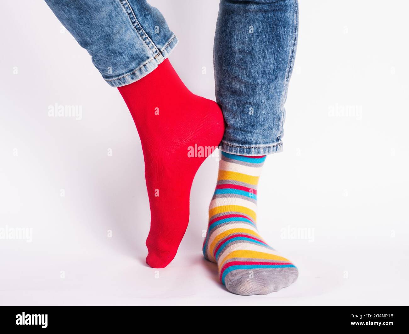 Herrenbeine und helle Socken. Ohne Schuhe. Nahaufnahme. Stil, Schönheit und  Eleganz Konzept Stockfotografie - Alamy