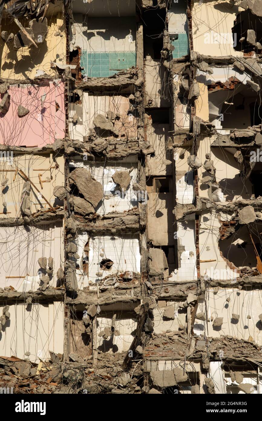 Bayrakli, Izmir, Türkei, 21/06/2021, . Municipality dekonstruiert immer noch beschädigte Gebäude, die am 30. Oktober 2020 durch Erdbeben für die urbane Transformation verursacht wurden.Quelle: Arda Savasciogullari/Alamy Live News Stockfoto