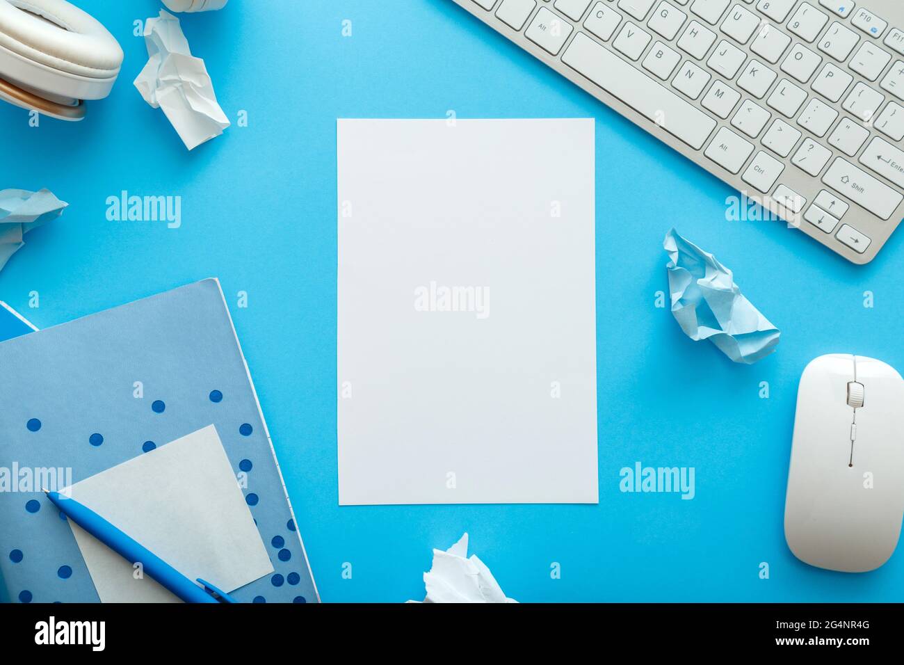 Weißes, unbeschriftete Modell für den Kopierbereich mit Rahmen aus Büro- und Schulpapier, weiß-blauem Papier auf pastellblauem Layout für Arbeit und Bildung. Zurück zu Stockfoto