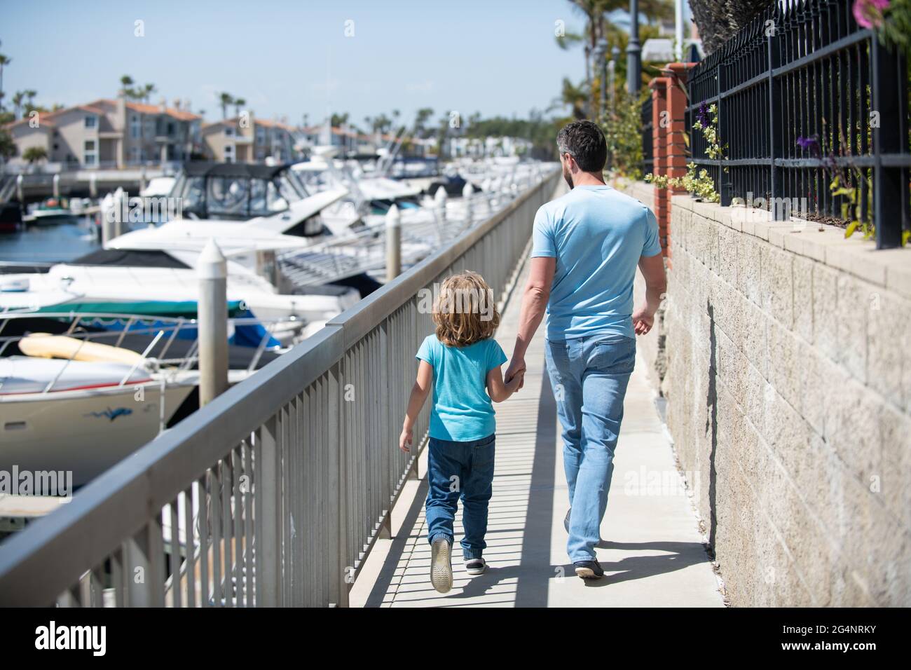 Vater Mann und Junge Kind Promenade hält Hände Sommer im Freien, Familienurlaub Stockfoto