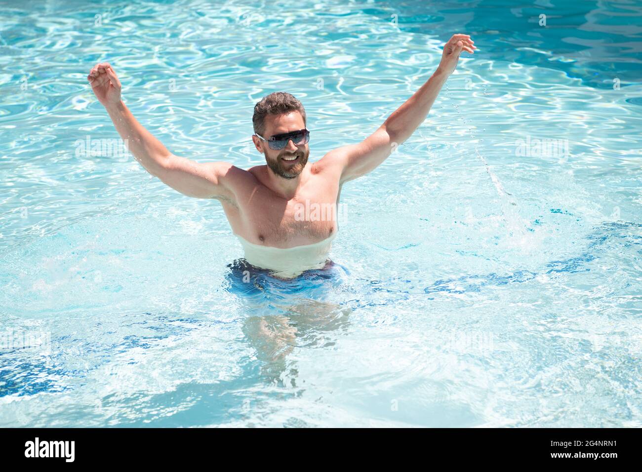 Glücklicher bärtiger Mann in Sonnenbrillen Spaß im Schwimmbad Wasser in den Sommerferien, Sommerferien. Stockfoto