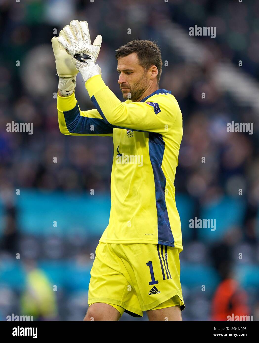 Der schottische Torhüter David Marshall zeigt den Fans beim UEFA Euro