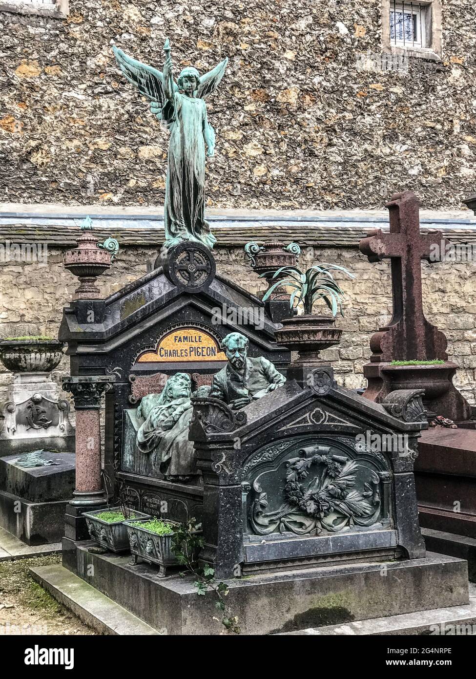 Grab von Charles Joseph Pigeon und seiner Frau auf dem Friedhof Montparnasse, Paris. Er ist berühmt für die Erfindung der Taubenlampe. Auffälliges Grab. Stockfoto