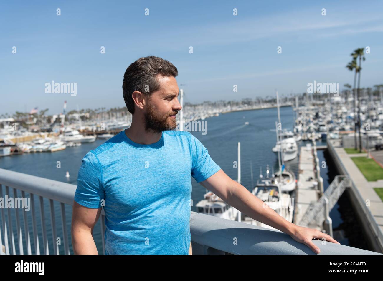 Ein Urlaub, der sich lohnt. Schöner Kerl genießen Sommer im Freien. Sommerurlaub Stockfoto