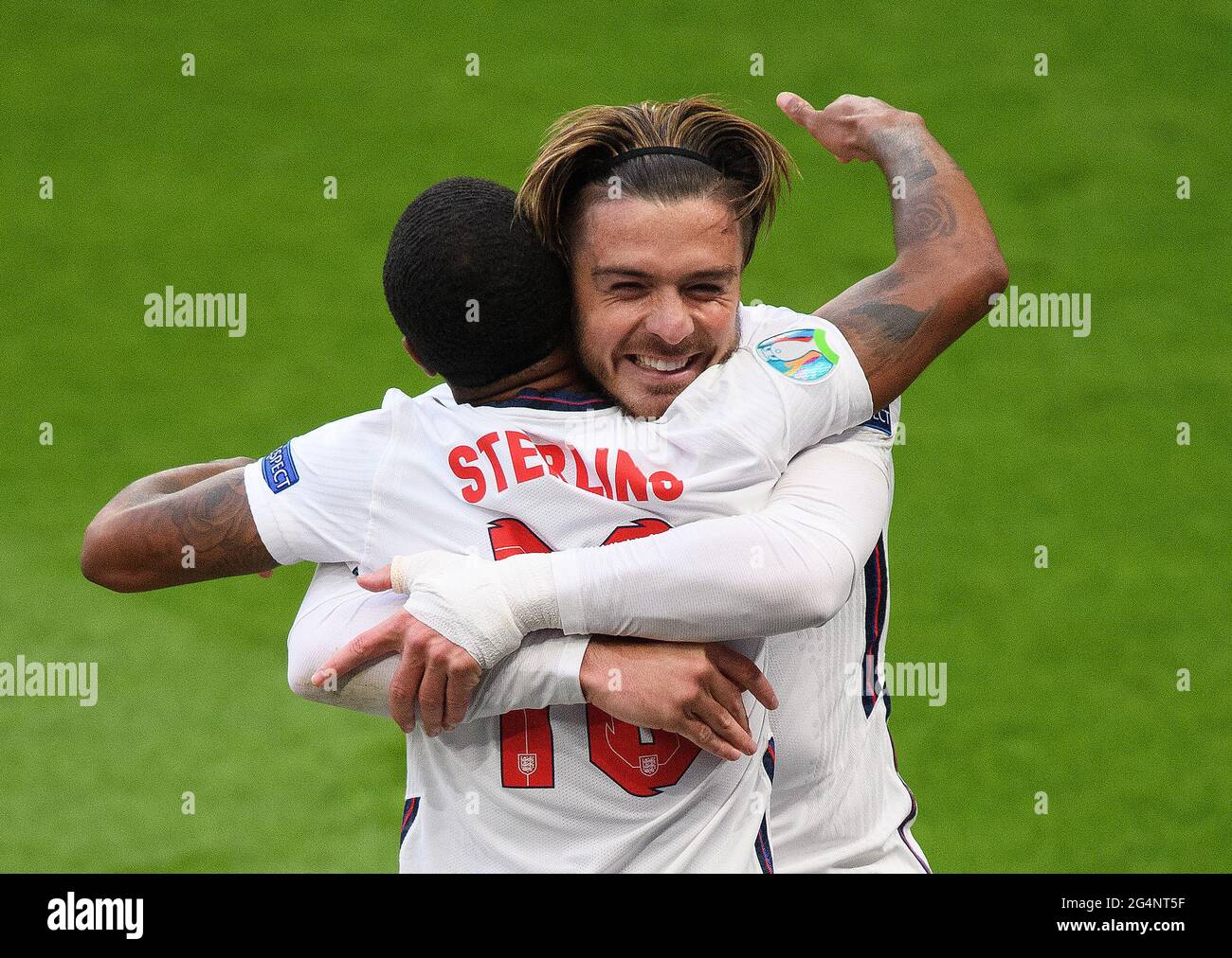 London, Großbritannien. Der englische Raheem Sterling feiert sein Tor mit Jack Grealish während des EM 2020-Spiels gegen Tschechien. Stockfoto