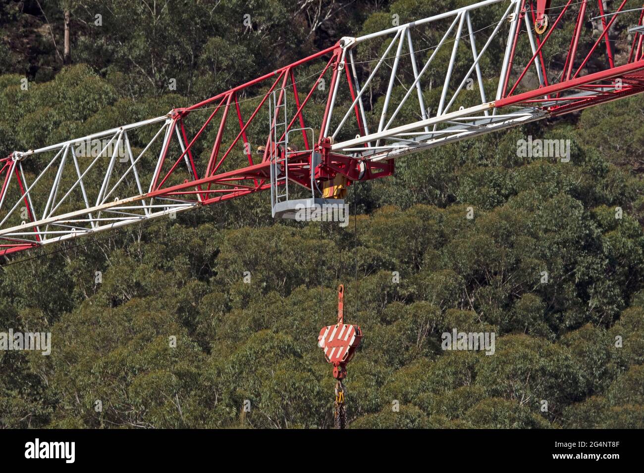 18.Mai 2021. Turmkran-Boom und -Haken aus nächster Nähe auf der Baustelle in der 56-58 Beane St. mit grünem Buschland-Hintergrund. Gosford, Austr Stockfoto