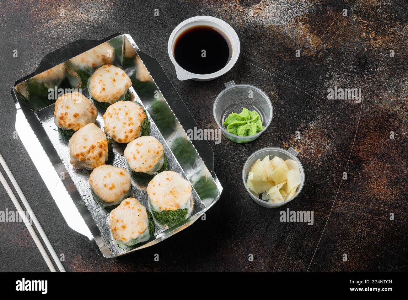Set von Sushi-Rollen in Lieferung Food-Box-Set, auf alten dunklen rustikalen Hintergrund, mit Copyspace und Platz für Text Stockfoto