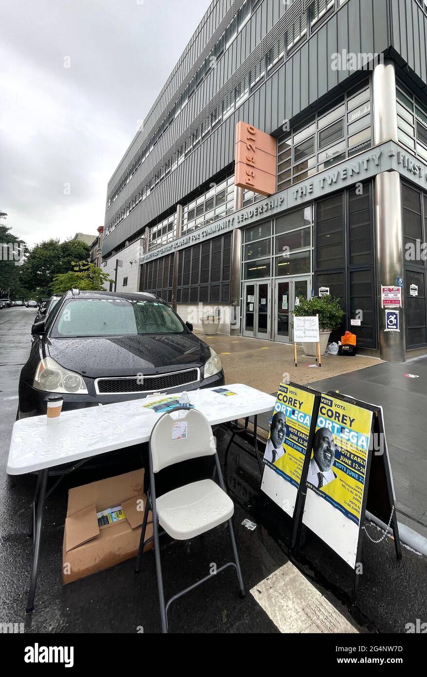 New York, NY, USA. Juni 2021. Canvaser für politische Kandidaten in der Nähe der PS IS 210 School Polling Site in Hamilton Heights-Harlem am Primary Election Day in New York City am 22. Juni 2021. Kredit: Rainmaker Fotos/Media Punch/Alamy Live Nachrichten Stockfoto