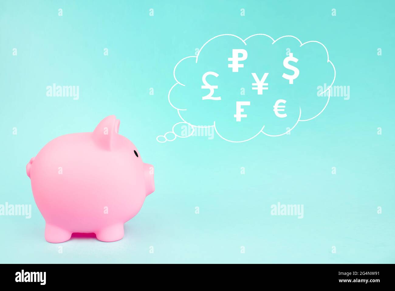 Rosa Sparschwein mit digitalem Hologramm Weltwährungen Hologramm Weltwährungen in Wolke Gedanken über seinem Kopf auf blauem Hintergrund. Geld sparen für Stockfoto