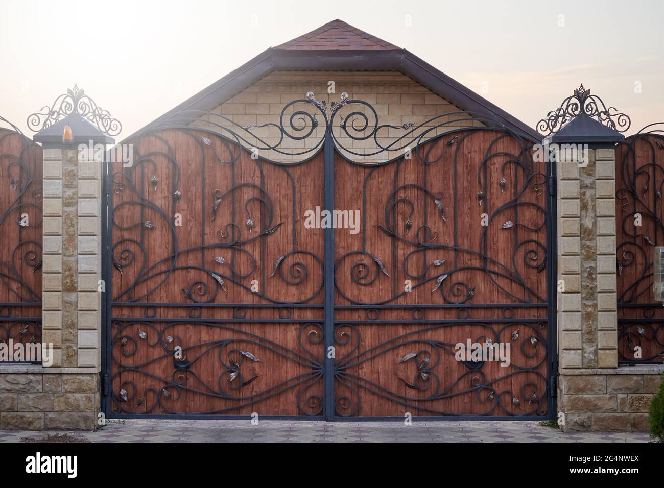 Luxuriöse schmiedeeisernen Tore mit dekorativen Elementen Stockfoto