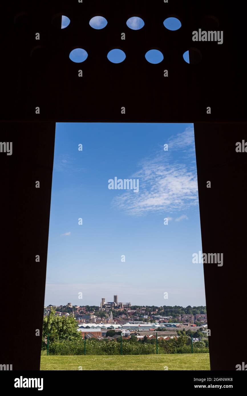 Lincoln Cathedral, eingerahmt vom Memorial Spire. Der Turm ist ein Denkmal für die 57,000 Männer, die während des 2. Weltkrieges ihr Leben verloren und England als Teil o verteidigten Stockfoto