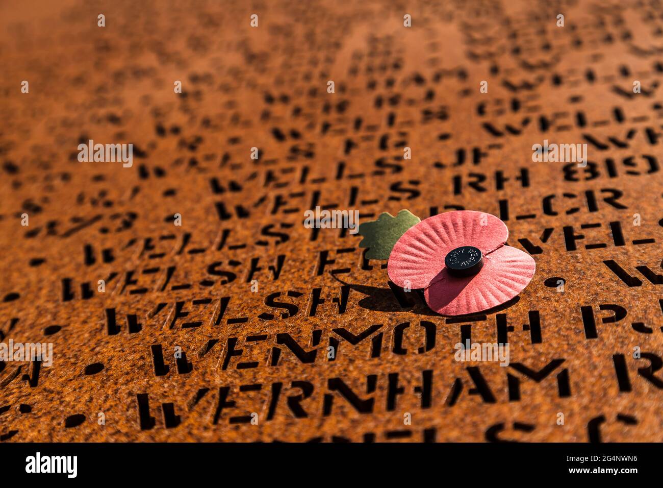 Poppy warf einen Schatten über einige der 57000 Namen, die während des 2. Weltkrieges ihr Leben verloren und England als Teil des Bomberkommandos verteidigten. Abgebildet am Memorial Stockfoto