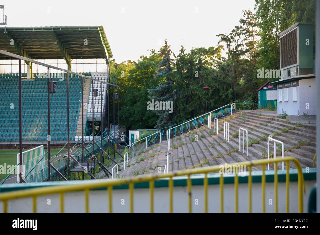 Prag, Tschechische Republik. Juni 2021. Terrassen hinter dem Tor des Dolicek-Stadions der Bohemians Prag, Tschechische Republik. Kredit: SPP Sport Pressefoto. /Alamy Live News Stockfoto