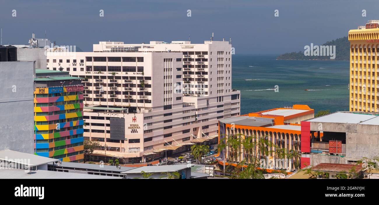 Kota Kinabalu, Malaysia - 17. März 2019: Kota Kinabalu Luftpanoramic Cityscape mit modernen Bürogebäuden und Hotels Stockfoto