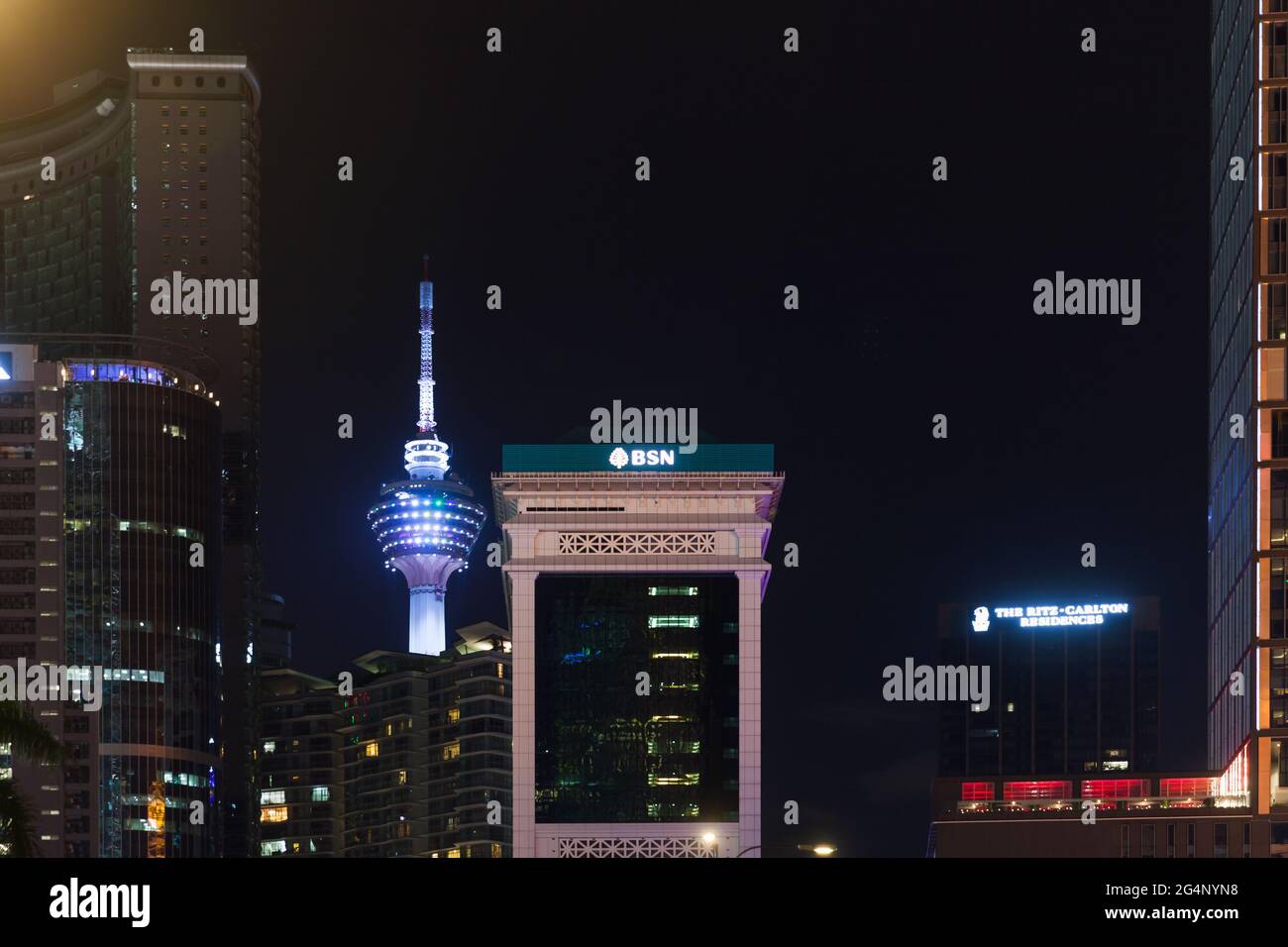 Kuala Lumpur, Malaysia - 28. November 2019: Kuala Lumpur Blick auf die Innenstadt bei Nacht, Skyline mit dem Kuala Lumpur Tower Stockfoto