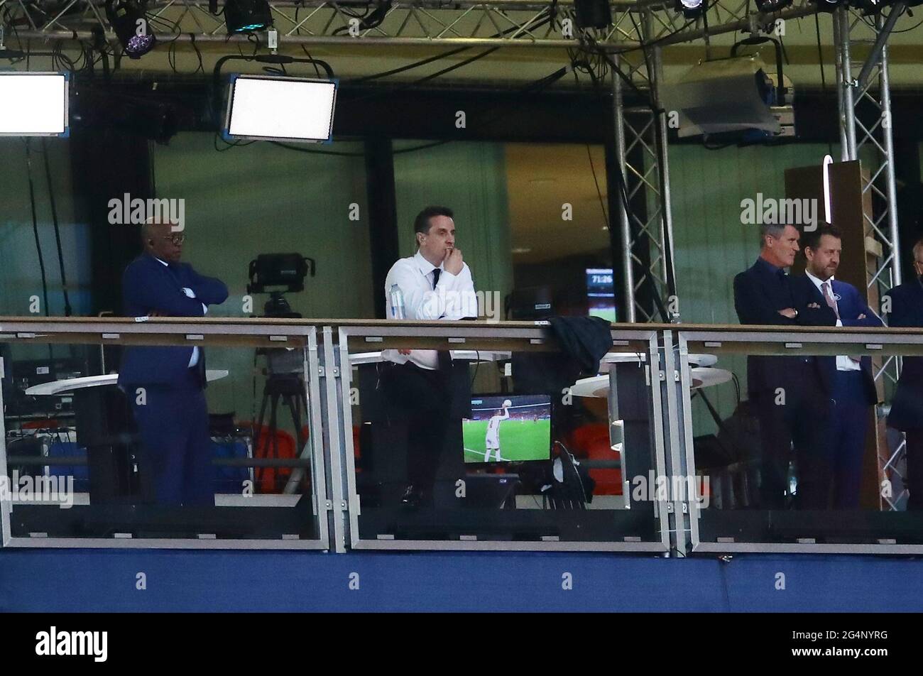 London, England, 22. Juni 2021. ITV-Studio mit Ian Wright, Gary Neville und Roy Keane, die das Spiel während der UEFA-Europameisterschaft im Wembley-Stadion, London, ansehen. Bildnachweis sollte lauten: David Klein / Sportimage Stockfoto