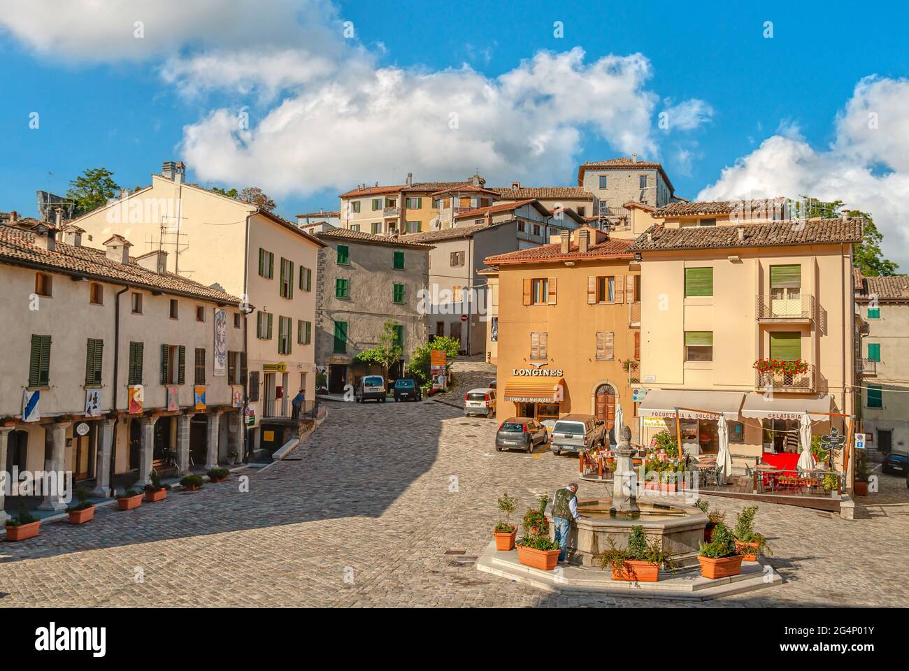 Piazza im historischen Stadtzentrum von Pennabilli in Emilia-Romagna, Nord-Italien. Stockfoto