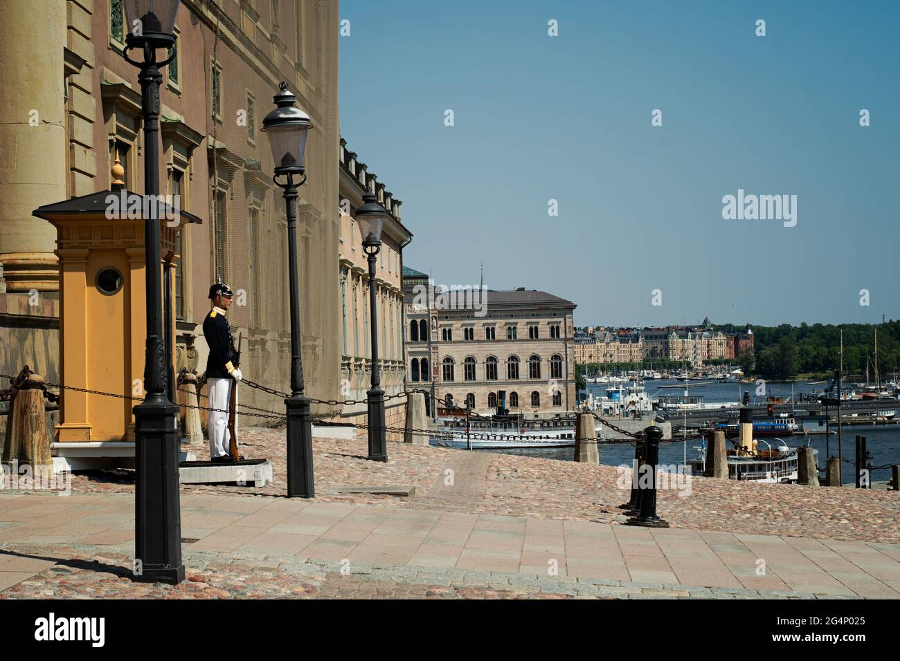 Stockholm, Schweden - 19 2021. Juni: Wache an seinem Posten vor dem Königspalast und dem Platz in Stockholm, Schweden an einem Sommertag. Stockfoto