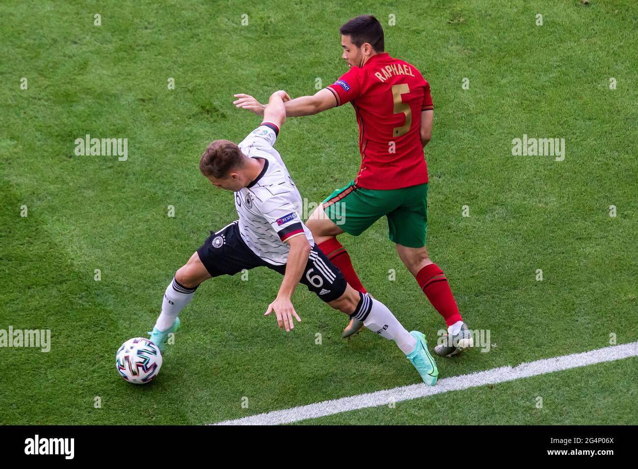 München, Deutschland. Juni 2021. Joshua Kimmich aus Deutschland und Raphael Guerreiro aus Portugal werden während des UEFA EURO 2020 Championship Group F-Spiels zwischen Portugal und Deutschland in der Fußballarena München in Aktion gesehen. (Endnote; Portugal 2:4 Deutschland) (Foto: Mikolaj Barbanell/SOPA Images/Sipa USA) Quelle: SIPA USA/Alamy Live News Stockfoto