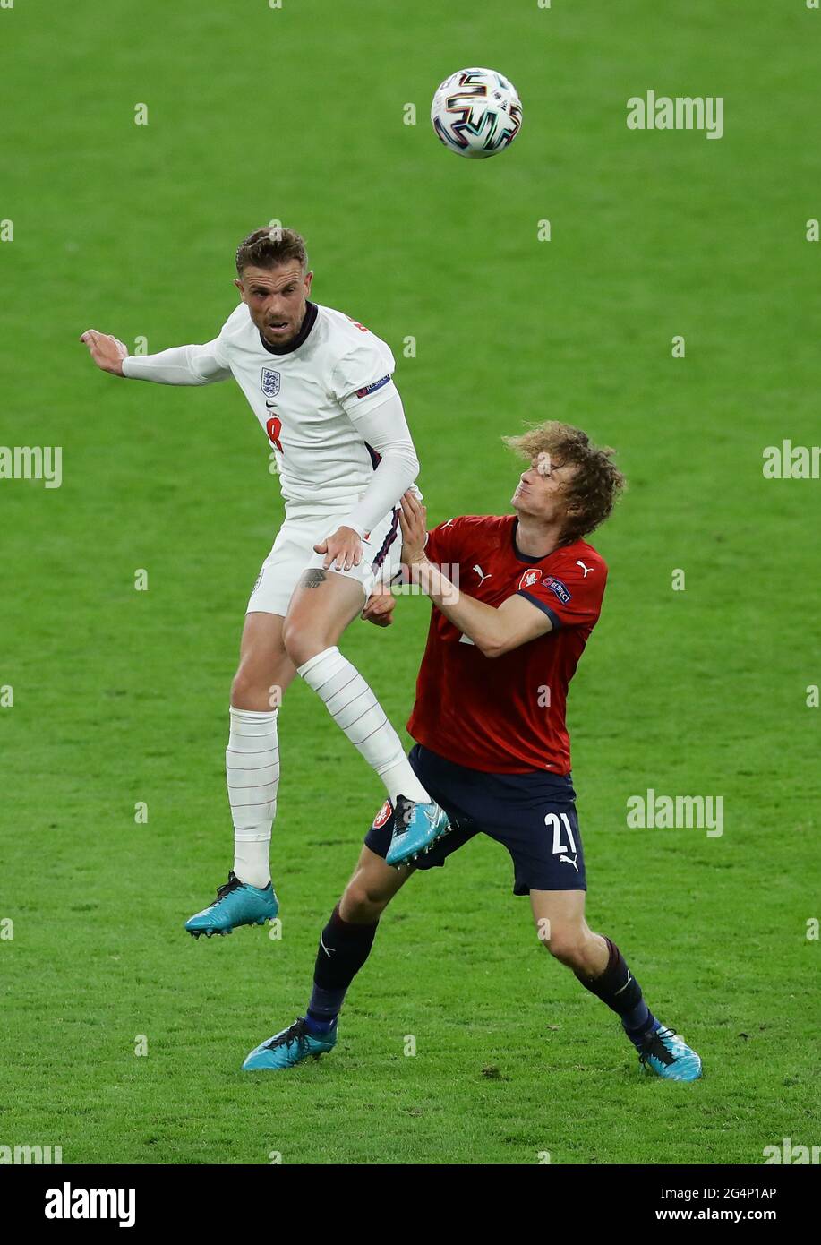 London, England, 22. Juni 2021. Jordan Henderson aus England steht beim UEFA-Europameisterschaftsspiel im Wembley-Stadion in London über Alex Kral aus Tschechien. Bildnachweis sollte lauten: David Klein / Sportimage Stockfoto