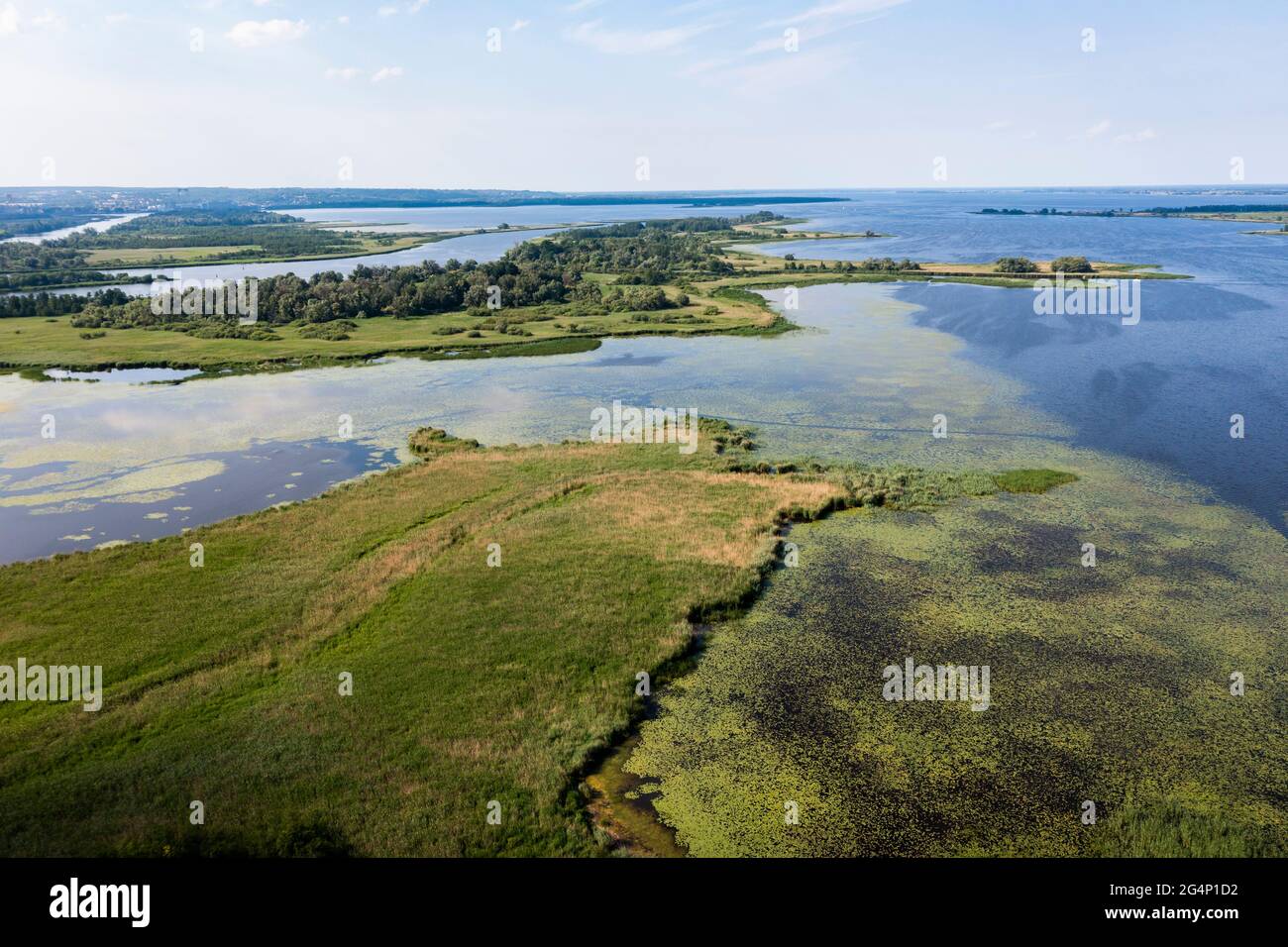 Seenlandschaft, Vogelperspektive auf den See, Foto von einer Drohne. Stockfoto