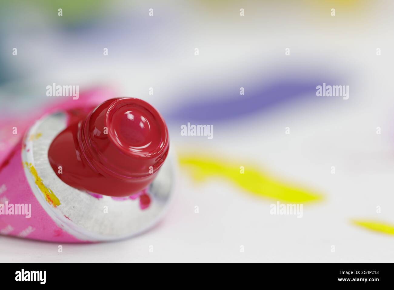 Großes Bild eines offenen Tubus mit roter Aquarellfarbe Stockfoto