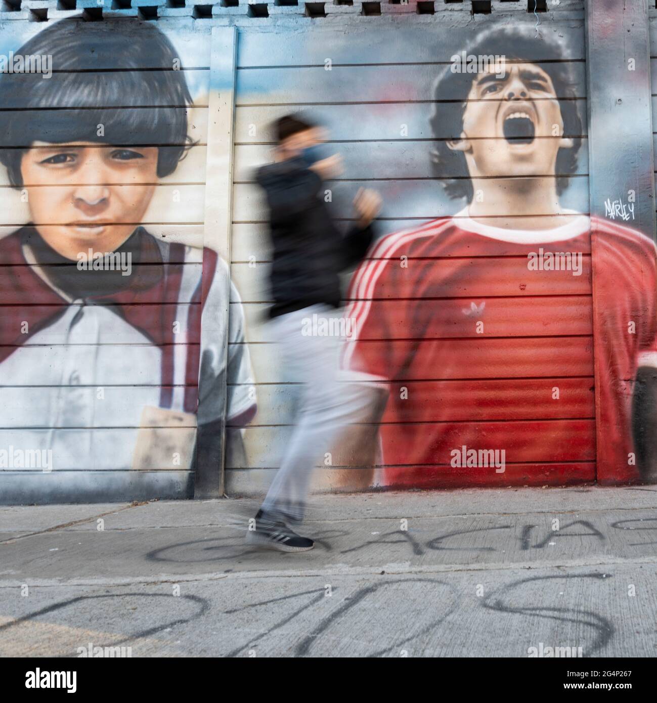 Stadt Buenos Aires, Stadt Buenos Aires, Argentinien. Juni 2021. INT. Sport. 22. Juni 2021, Stadt Buenos Aires, Argentinien. Dutzende von Diego MaradonaÂ´s-Anhängern gedenken und feiern das „Ziel des Jahrhunderts“ – laut FIFA 2002 –, das Diego Armando Maradona vor 35 Jahren bei der FIFA-Weltmeisterschaft FIFA Mexiko 1986 am 22. Juni um 16:09 Uhr im Diego Armando Maradona Stadium, Stadt Buenos Aires, Argentinien, gemacht hat. Quelle: Julieta Ferrario/ZUMA Wire/Alamy Live News Stockfoto