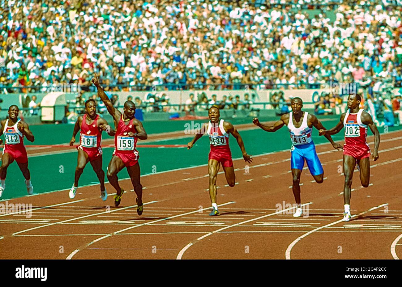 Finale der 100 Millionen Männer bei den Olympischen Sommerspielen 1988. Ben Johnson (CAN) gewinnt #159, wird aber später disqualifiziert und erhält den Sieg an Carl Lewis (USA) #1102. Stockfoto