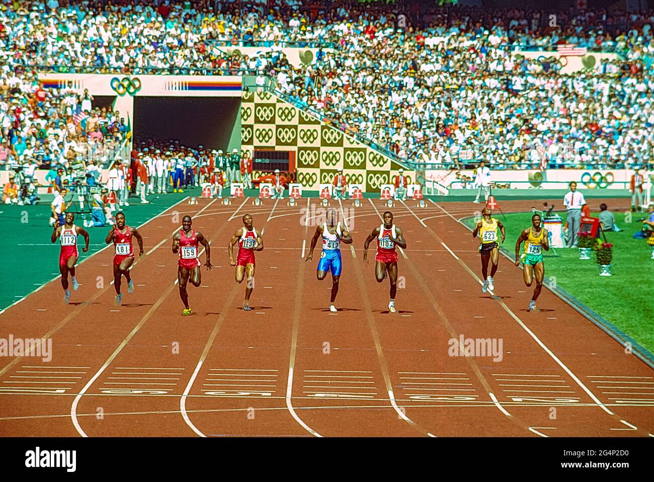 Finale der 100 Millionen Männer bei den Olympischen Sommerspielen 1988. Ben Johnson (CAN) gewinnt #159, wird aber später disqualifiziert und erhält den Sieg an Carl Lewis (USA) #1102. Stockfoto